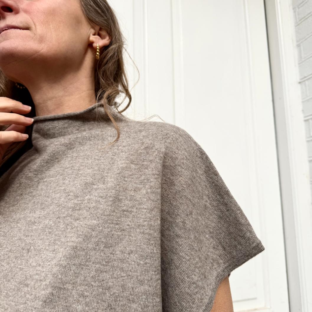 Blød og stilren crewneck strik i en smuk, varm meleret nuance.