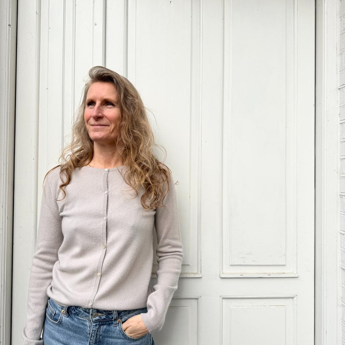 Tidløs og elegant cardigan med perlemorsknapper fra Note Anecdote