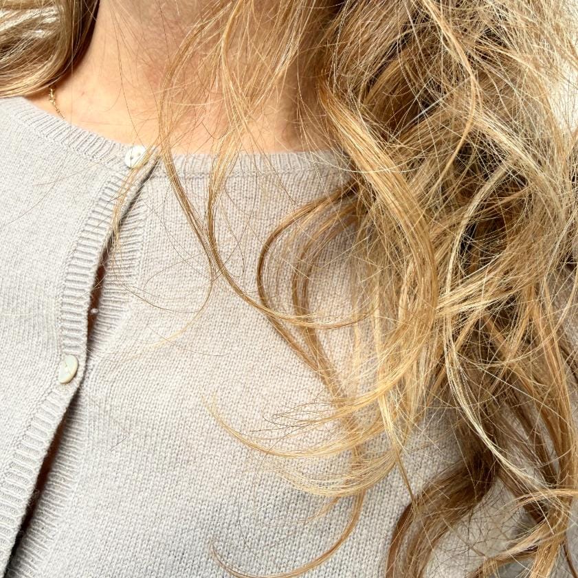 Tidløs og elegant cardigan med perlemorsknapper fra Note Anecdote - Lækker kvalitet i merino og Kashmir