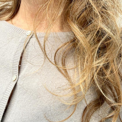 Tidløs og elegant cardigan med perlemorsknapper fra Note Anecdote - Lækker kvalitet i merino og Kashmir
