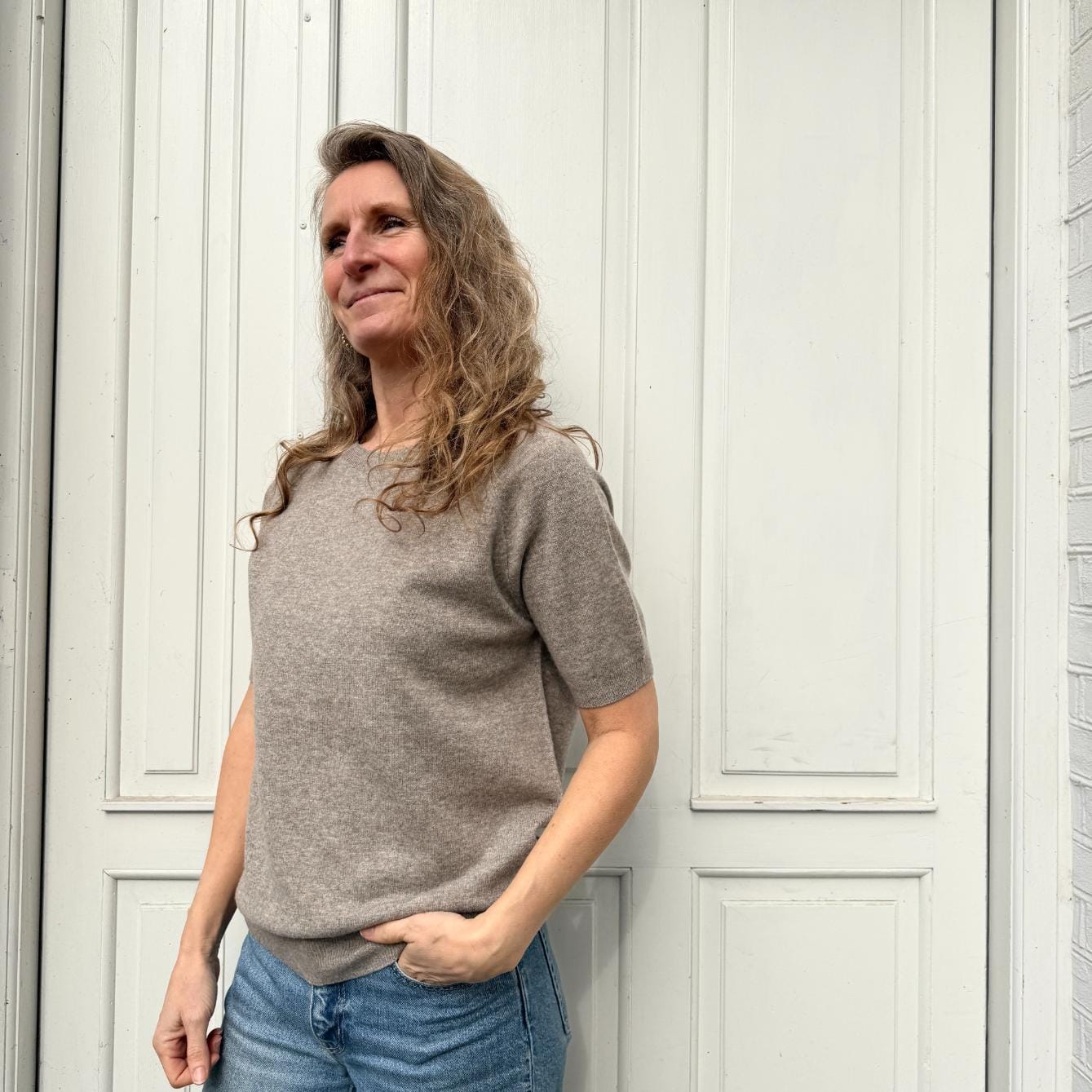 Note Anecdote kortærmet striktrøje i brun – enkel og tidløs strik med rund hals, perfekt til både hverdag og lag-på-lag styling.