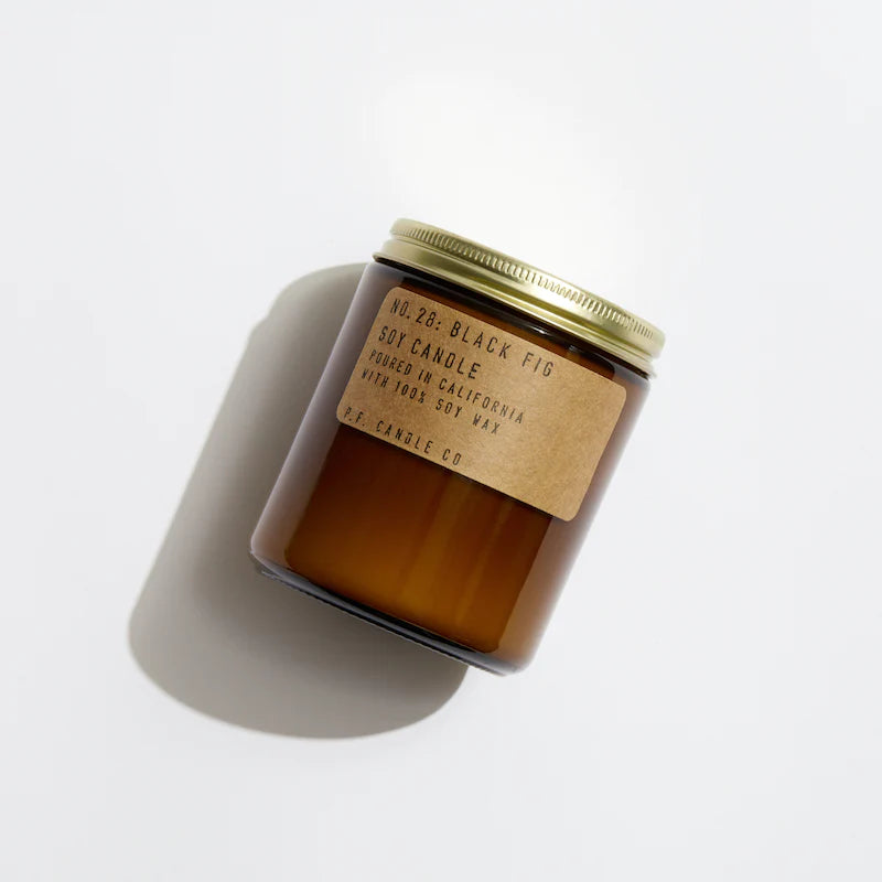 Duftlys fra P.F. Candle Co. Det er et mørkebrun glas, hvor indholdet er soyalys med duftolie. Denne har en duft af noget figen