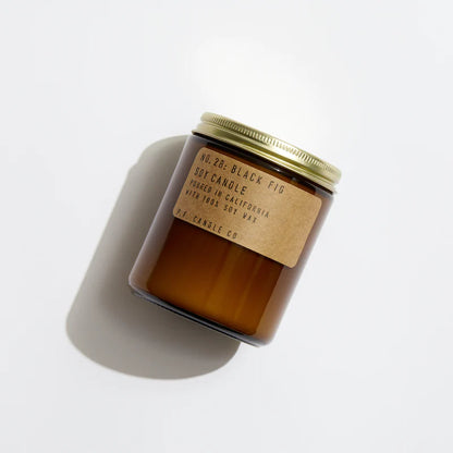 Duftlys fra P.F. Candle Co. Det er et mørkebrun glas, hvor indholdet er soyalys med duftolie. Denne har en duft af noget figen