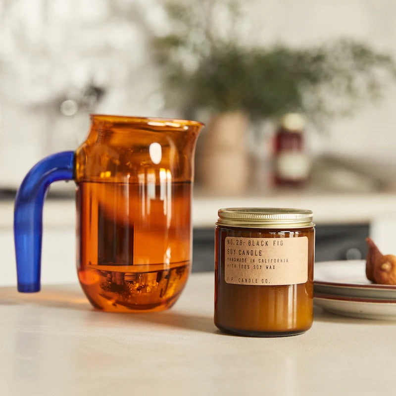 Duftlys fra P.F. Candle Co. Det er et mørkebrun glas, hvor indholdet er soyalys med duftolie. Denne har en duft af noget figen