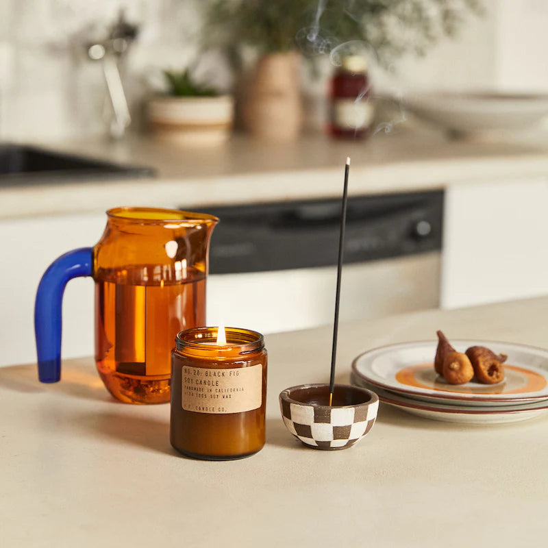 Duftlys fra P.F. Candle Co. Det er et mørkebrun glas, hvor indholdet er soyalys med duftolie. Denne har en duft af noget figen