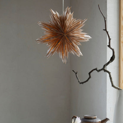 Helena er en beige papirsstjerne fra Watt &amp; Veke - perfekt til jul og som højtidspynt!