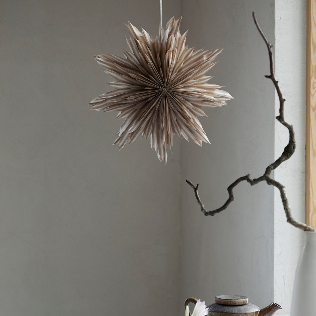 Helena er en beige papirsstjerne fra Watt &amp; Veke - perfekt til jul og som højtidspynt!