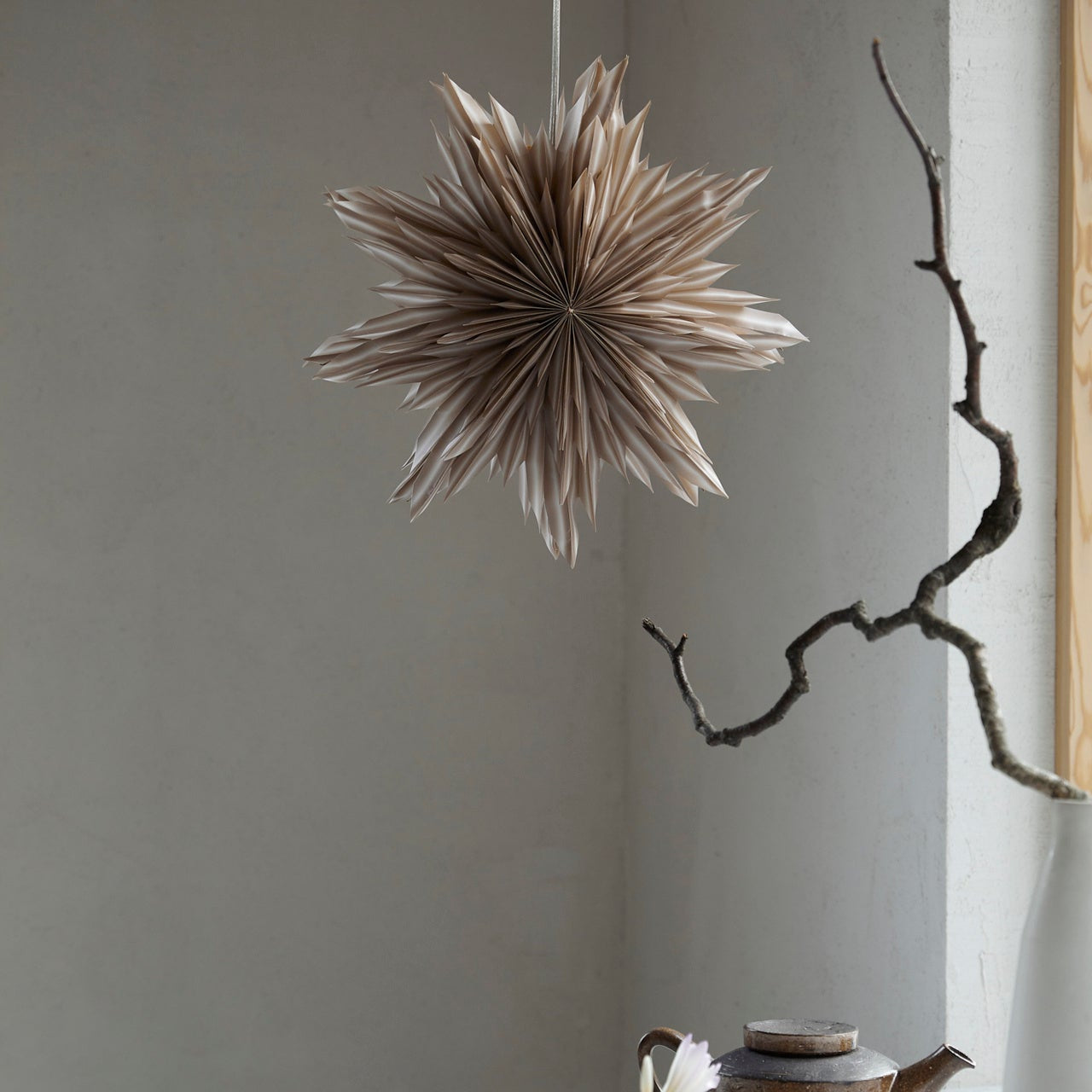 Helena er en beige papirsstjerne fra Watt &amp; Veke - perfekt til jul og som højtidspynt!