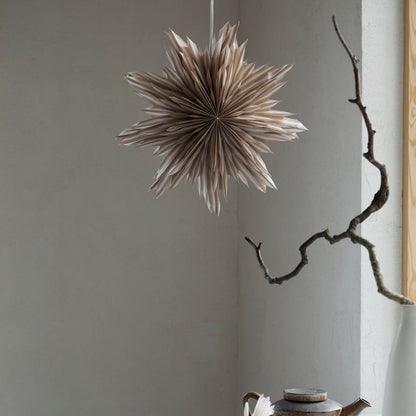 Helena er en beige papirsstjerne fra Watt &amp; Veke - perfekt til jul og som højtidspynt!