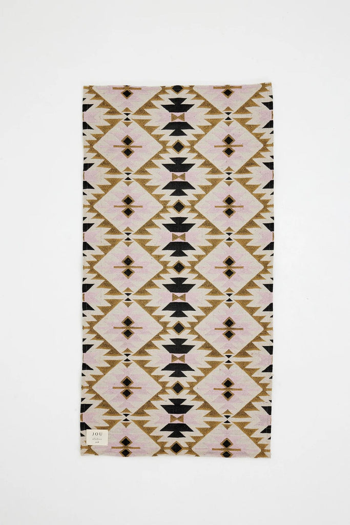 Aflang løber fra Jou Quilts i str. 65 x 140 cm. Løberen har et fint, traditionelt mønster i lyserød, blå og gyldenbrun, som passer til enhver stil.