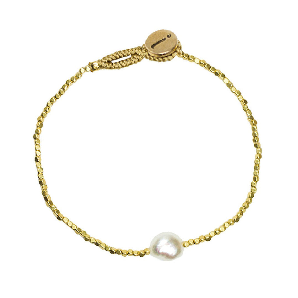 'Peggy' perlearmbåndet fra IBU Jewels er et armbånd bestående af 14 karat guldbelagte perler, som ikke er ens med én ferskvandsperle i midten. Kombinationen er smuk og klassisk - det er den perfekte kombination mellem moderne og vintage.