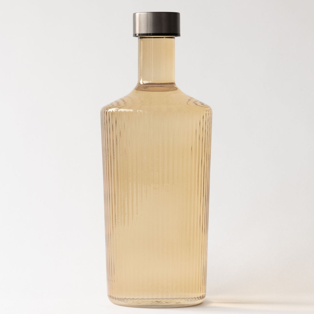 Mundblæst vandflaske i en svag rust farve