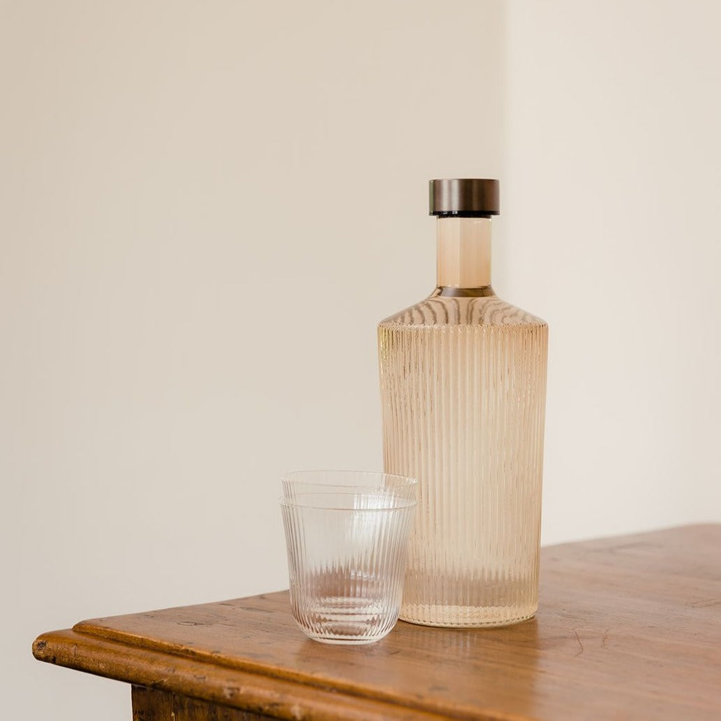 Mundblæst vandflaske i en svag rust farve