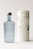 mundblæst vandflaske i en svag mørkeblå farve
