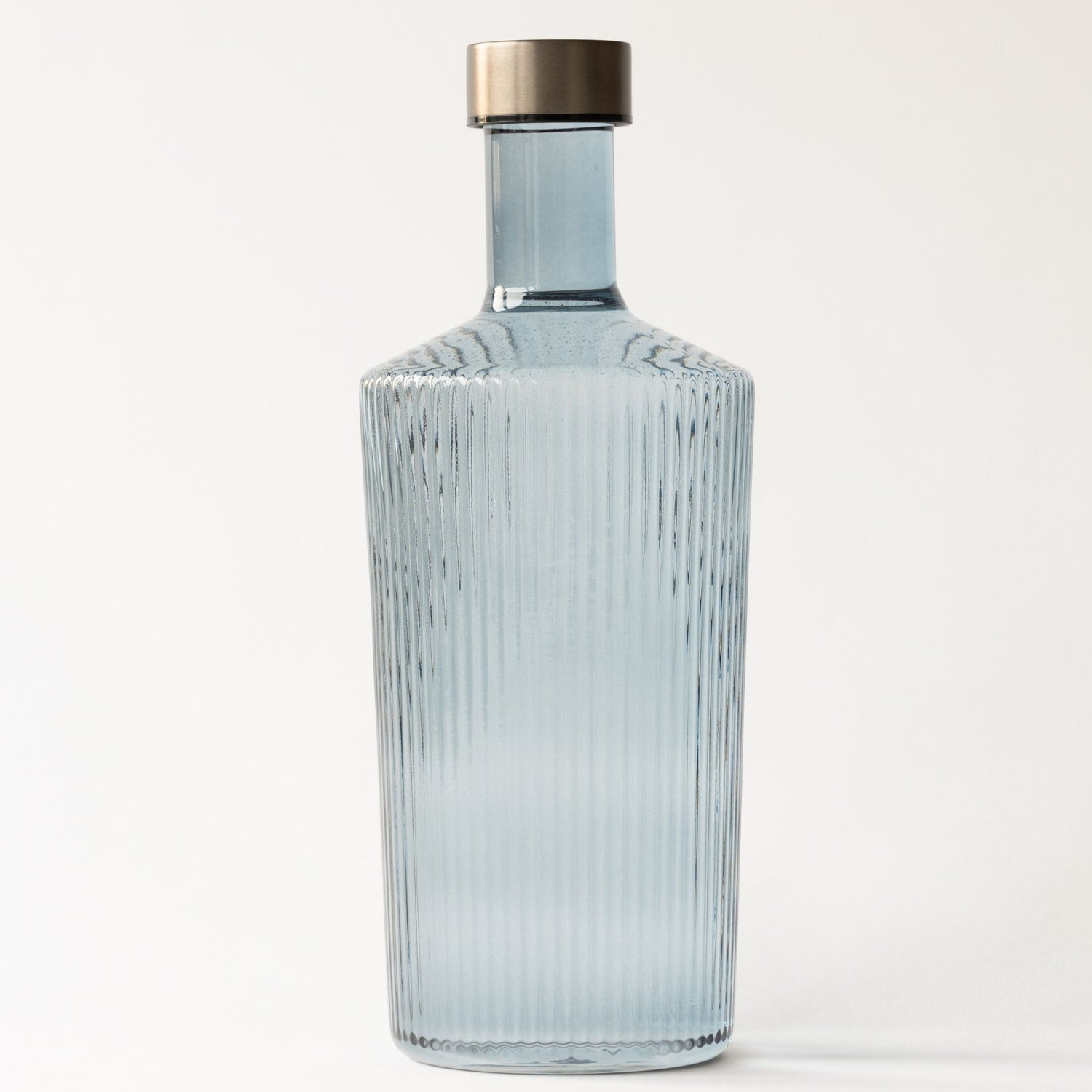 mundblæst vandflaske i en svag mørkeblå farve