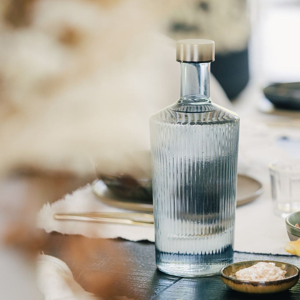 mundblæst vandflaske i en svag mørkeblå farve