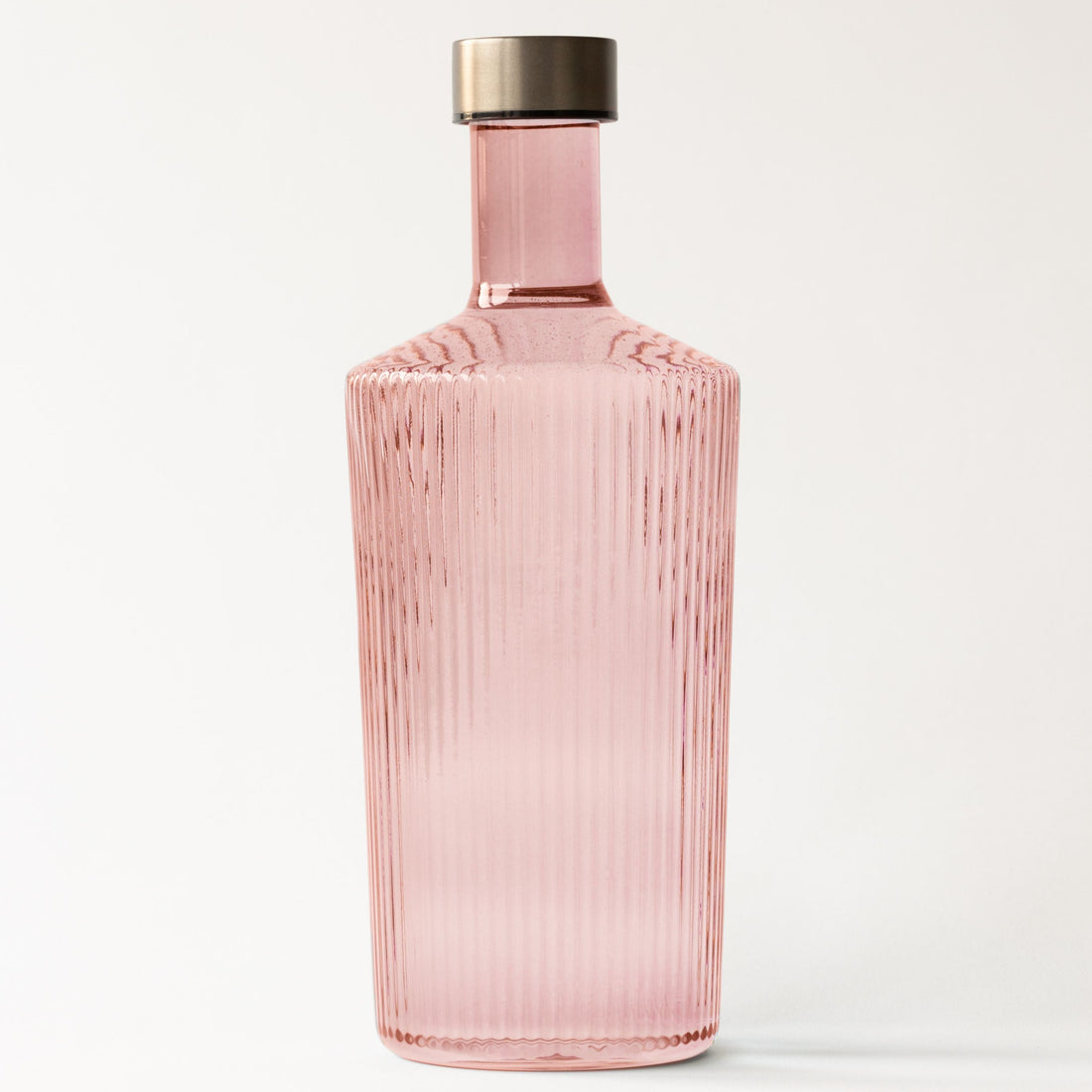 Vandflaske i mundblæst glas. Denne er i en lyserød farve