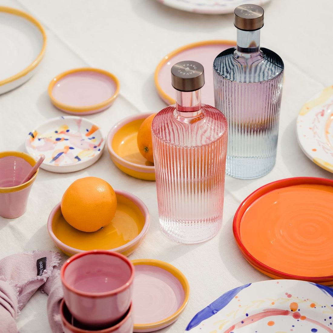 Vandflaske i mundblæst glas. Denne er i en lyserød farve