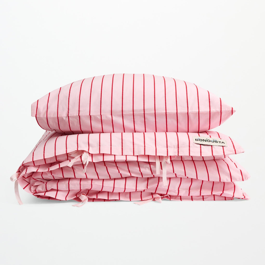 Bongusta sengetøj i Baby Pink &amp; Ski Patrol med lyserøde og fine røde striber i 100% økologisk bomuld.