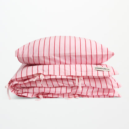 Bongusta sengetøj i Baby Pink &amp; Ski Patrol med lyserøde og fine røde striber i 100% økologisk bomuld.