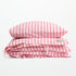 Bongusta sengetøj i Baby Pink & Ski Patrol med lyserøde og fine røde striber i 100% økologisk bomuld.
