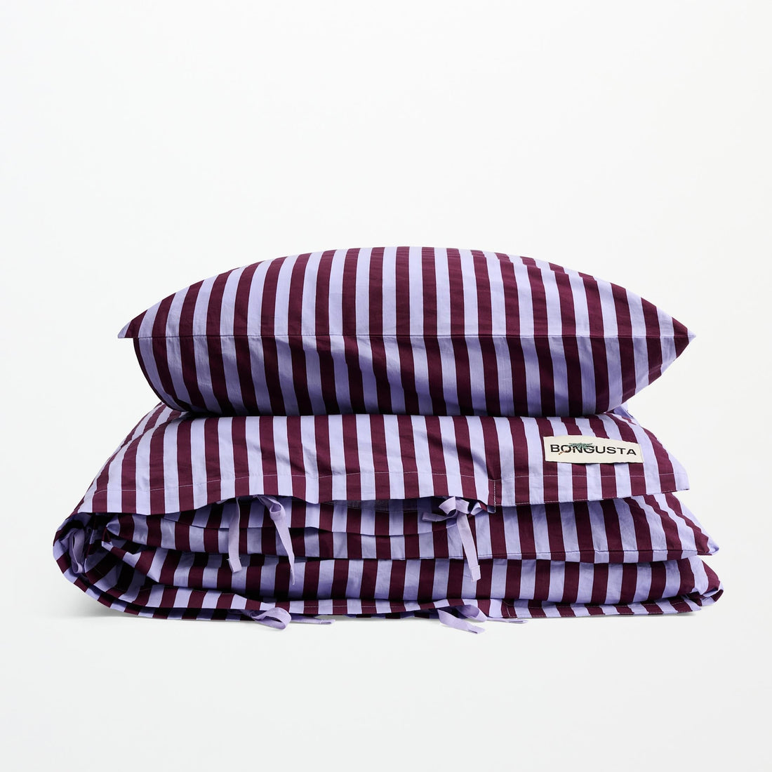 Bongusta sengetøj i Wine &amp; Lavender Blue med striber i vinrød og lavendelblå i 100% økologisk bomuld.