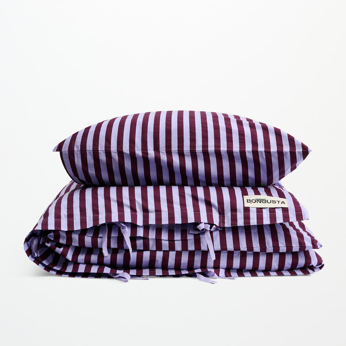 Bongusta sengetøj i Wine &amp; Lavender Blue med striber i vinrød og lavendelblå i 100% økologisk bomuld.