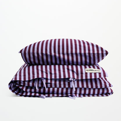 Bongusta sengetøj i Wine &amp; Lavender Blue med striber i vinrød og lavendelblå i 100% økologisk bomuld.