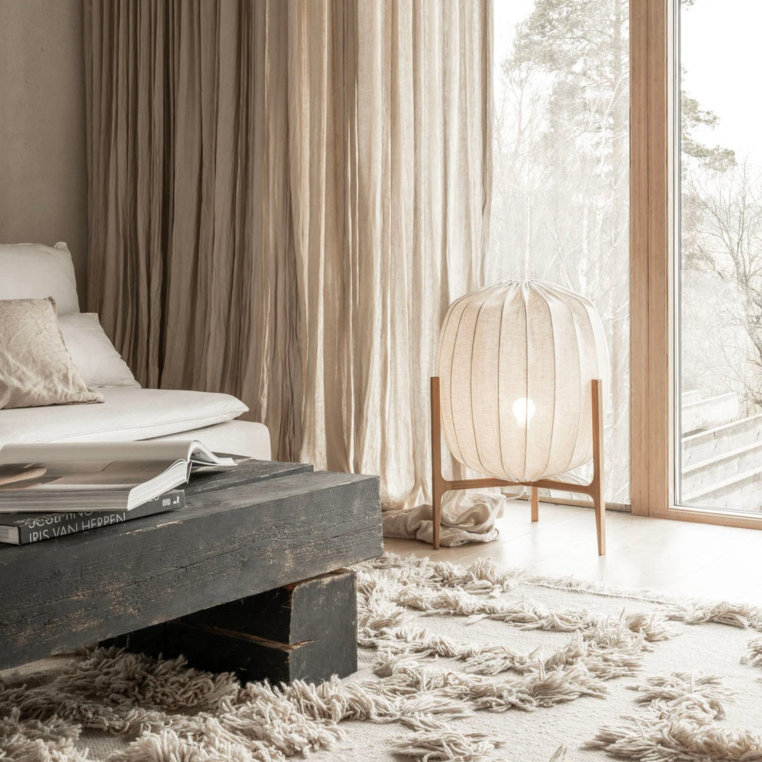 Elegant gulvlampe i naturmaterialer til stue eller soveværelse