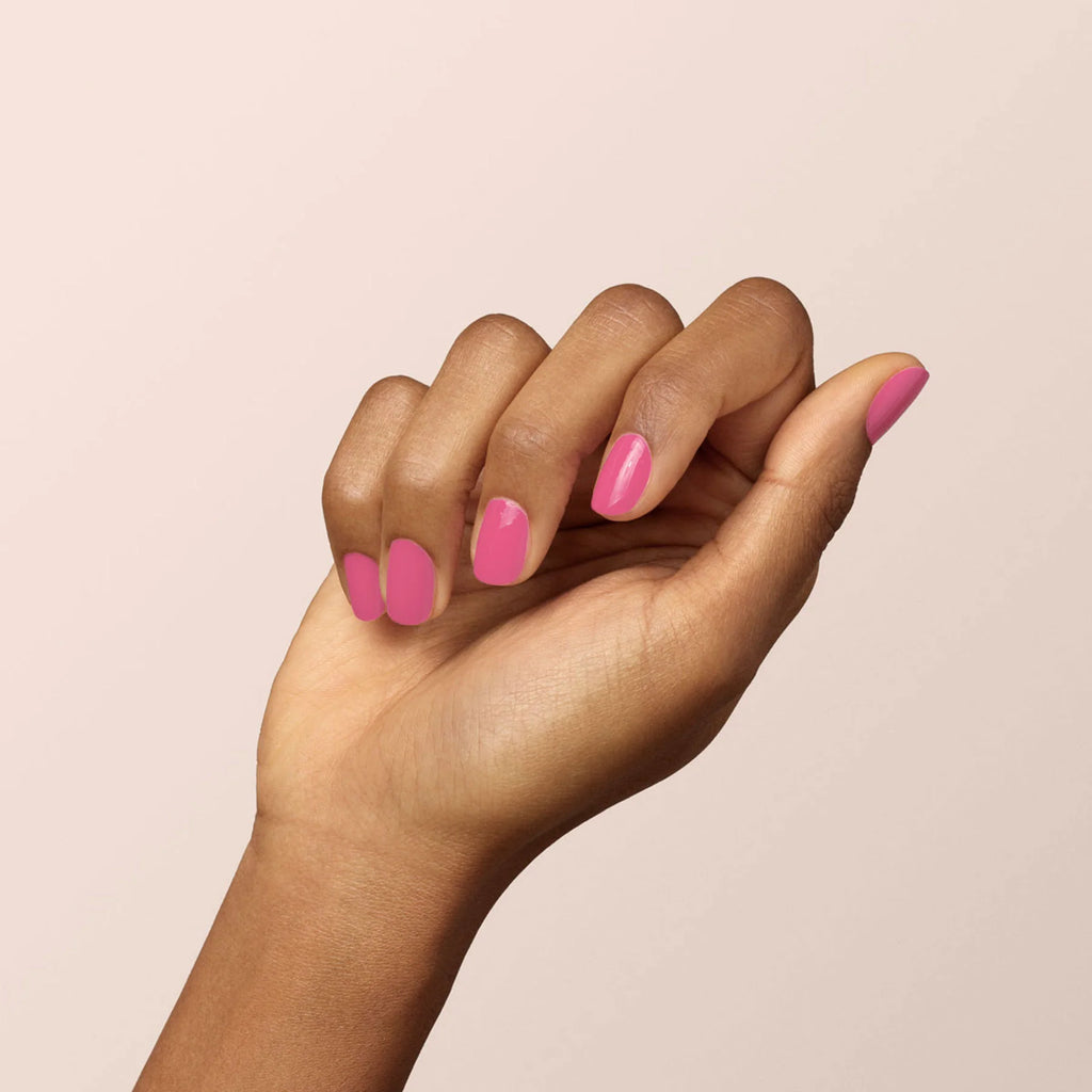 En vegansk neglelak fra Manucurist Paris i farven 'Rose' er en kraftfuld pink neglelak