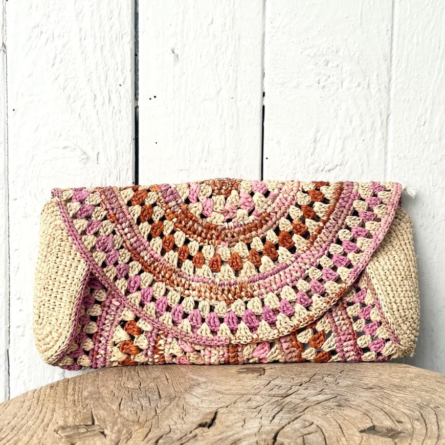 Legende clutch i raffia med flerfarvede detaljer – tilføjer personlighed og farve til ethvert outfit.