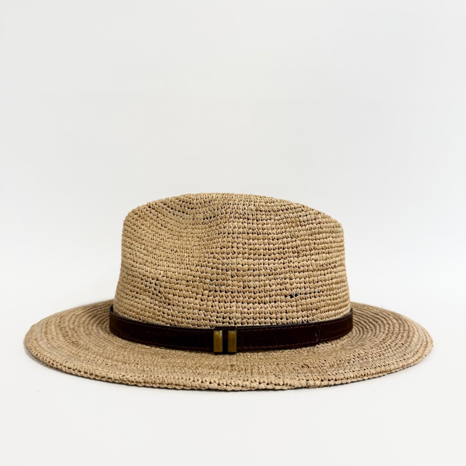 Sommerhat Itana fra rabarany, lavet i naturmaterialet raffia.