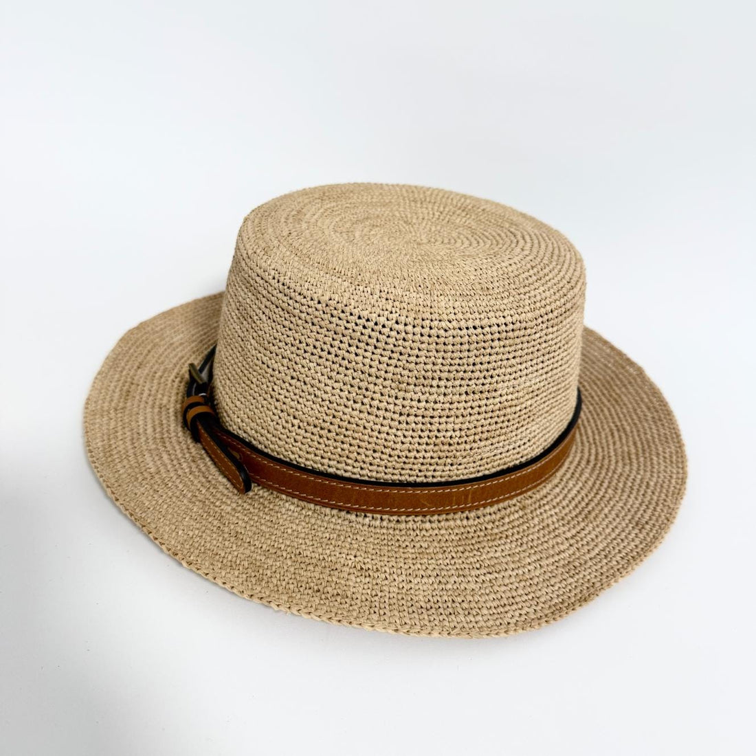 Sommerhat Prah fra Rabarany, er flettet i naturmaterialet raffia der vokser vildt på Madagaska