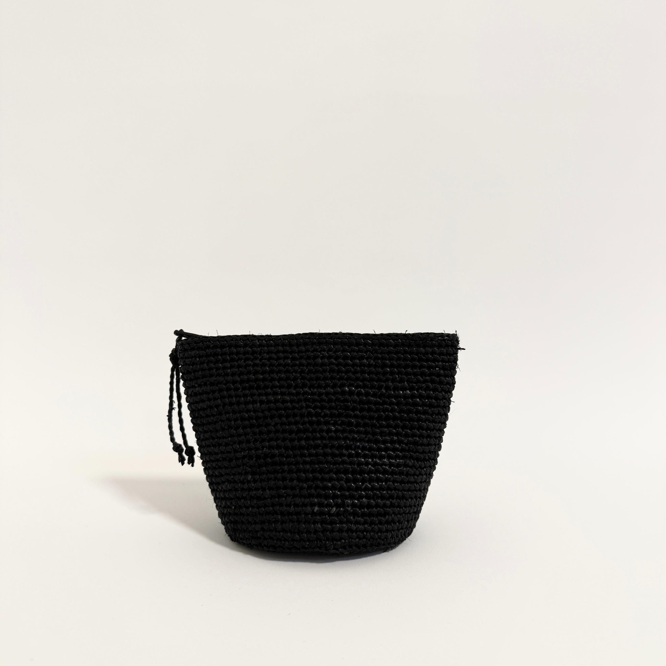 Sort pung fra Rabarany. Flettet i raffia