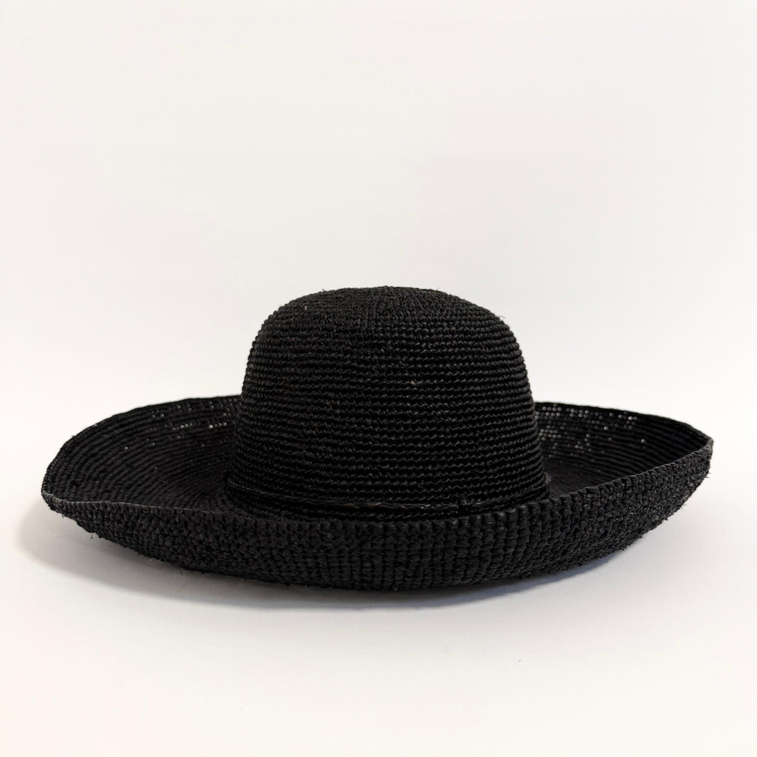 Sort klassisk solhat med bred skygge. Lavet i naturmaterialet raffia. 