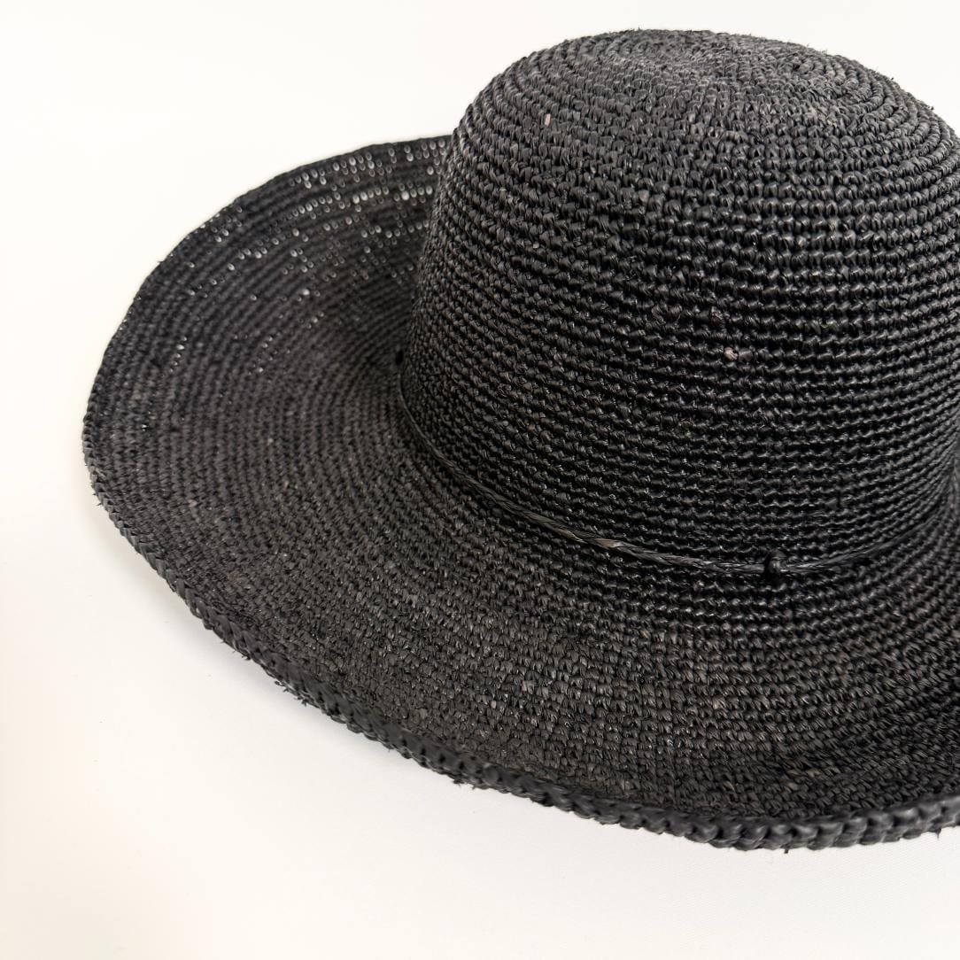 Sort klassisk solhat med bred skygge. Lavet i naturmaterialet raffia. 