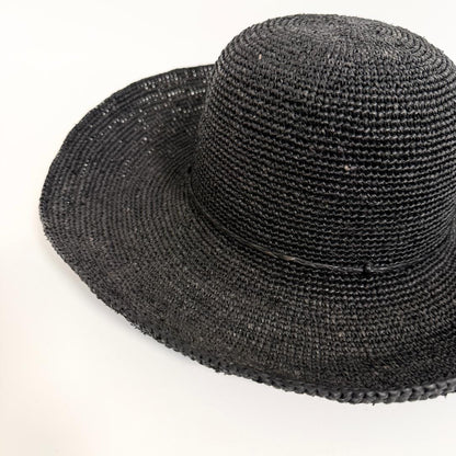 Sort klassisk solhat med bred skygge. Lavet i naturmaterialet raffia. 