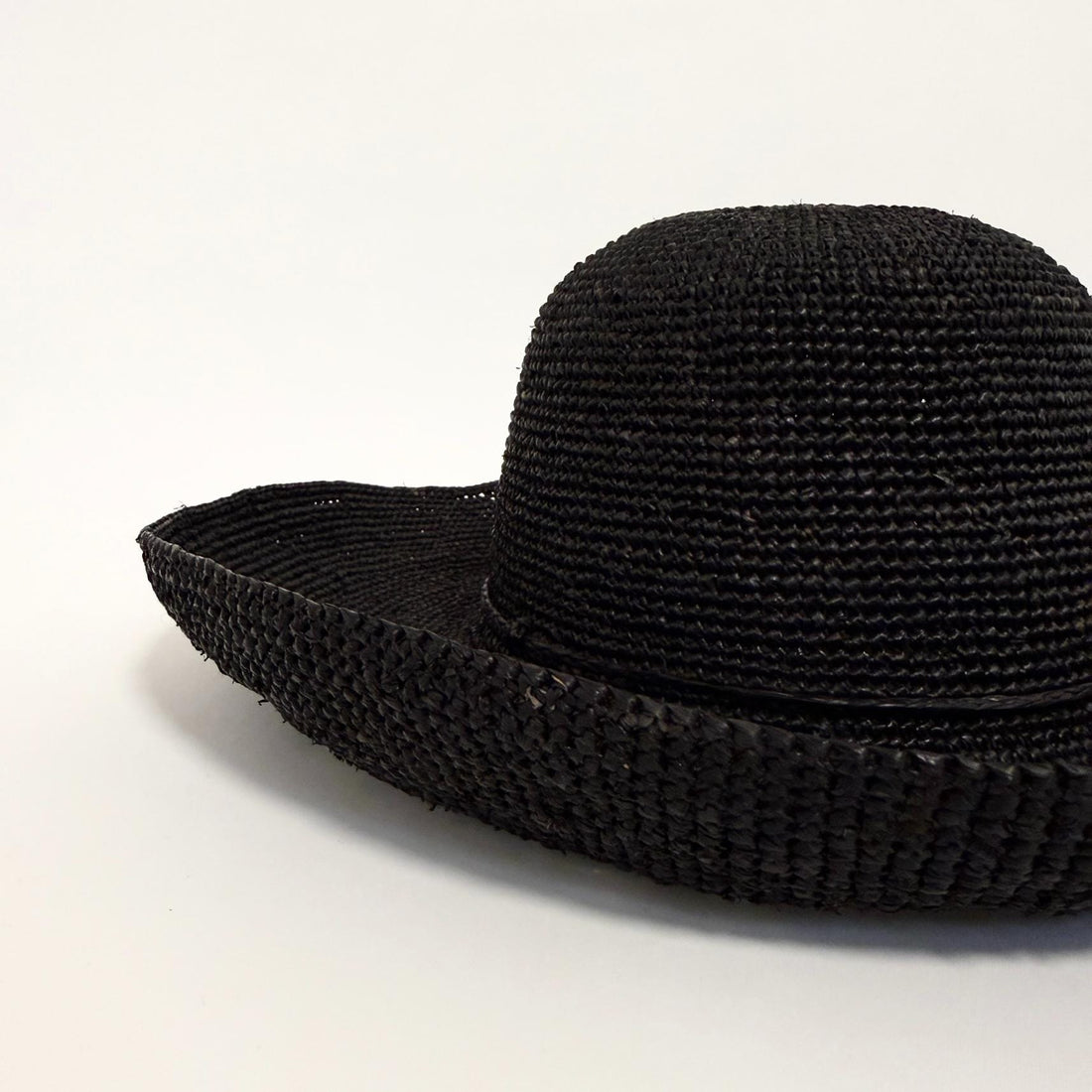 Sort klassisk solhat med bred skygge. Lavet i naturmaterialet raffia. 