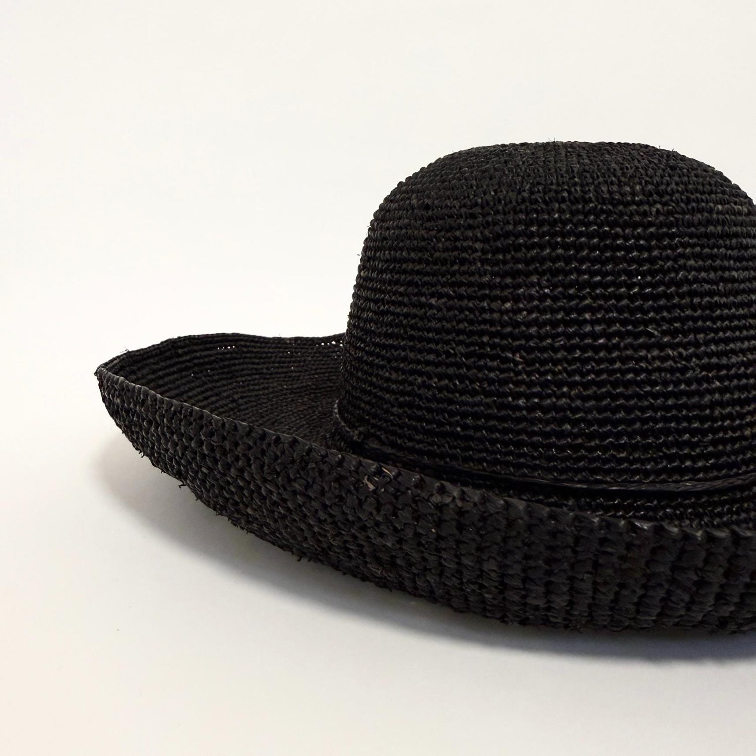 Sort klassisk solhat med bred skygge. Lavet i naturmaterialet raffia. 