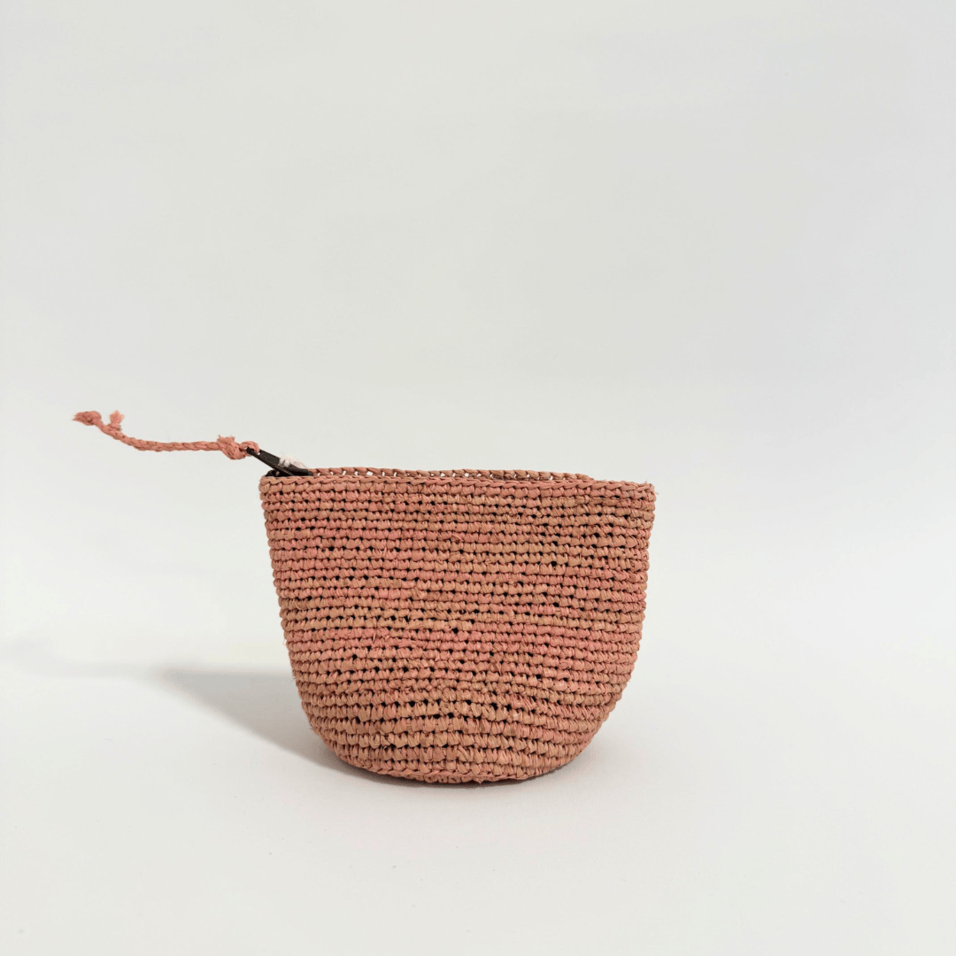 Lille pung fra Rabarany, flettet i naturmaterialet raffia. 