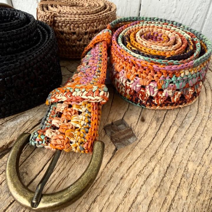 Elegant lille taske i raffia i den bløde Lin-nuance – perfekt til et roligt og nordisk inspireret look.