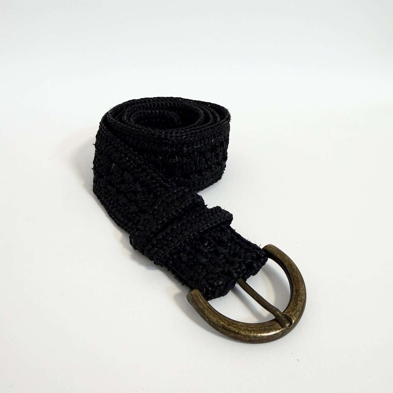 Elegant bælte lavet i raffia fra mærket rabarany. her i farven sort, findes også i natur og multifarvet