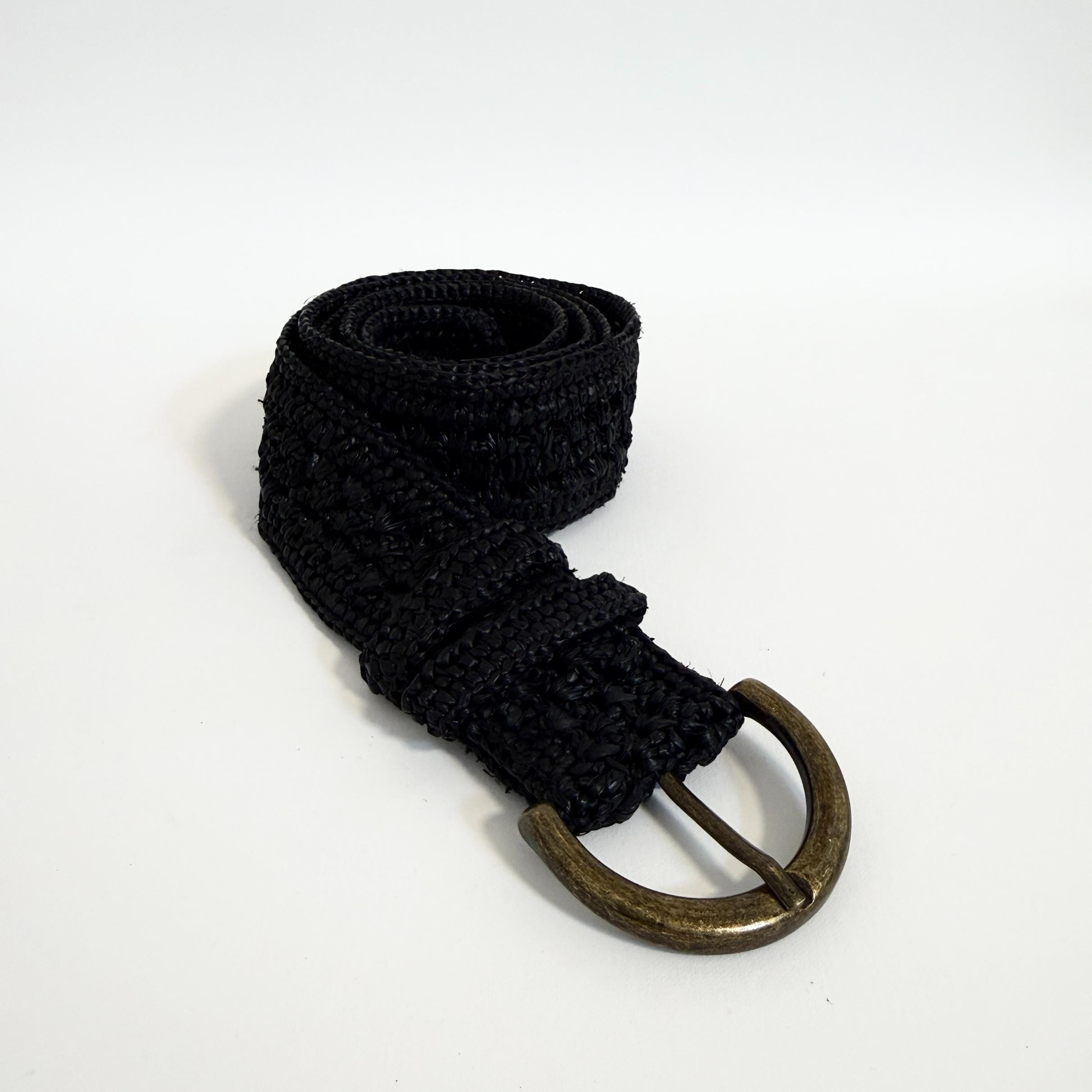 Elegant bælte lavet i raffia fra mærket rabarany. her i farven sort, findes også i natur og multifarvet