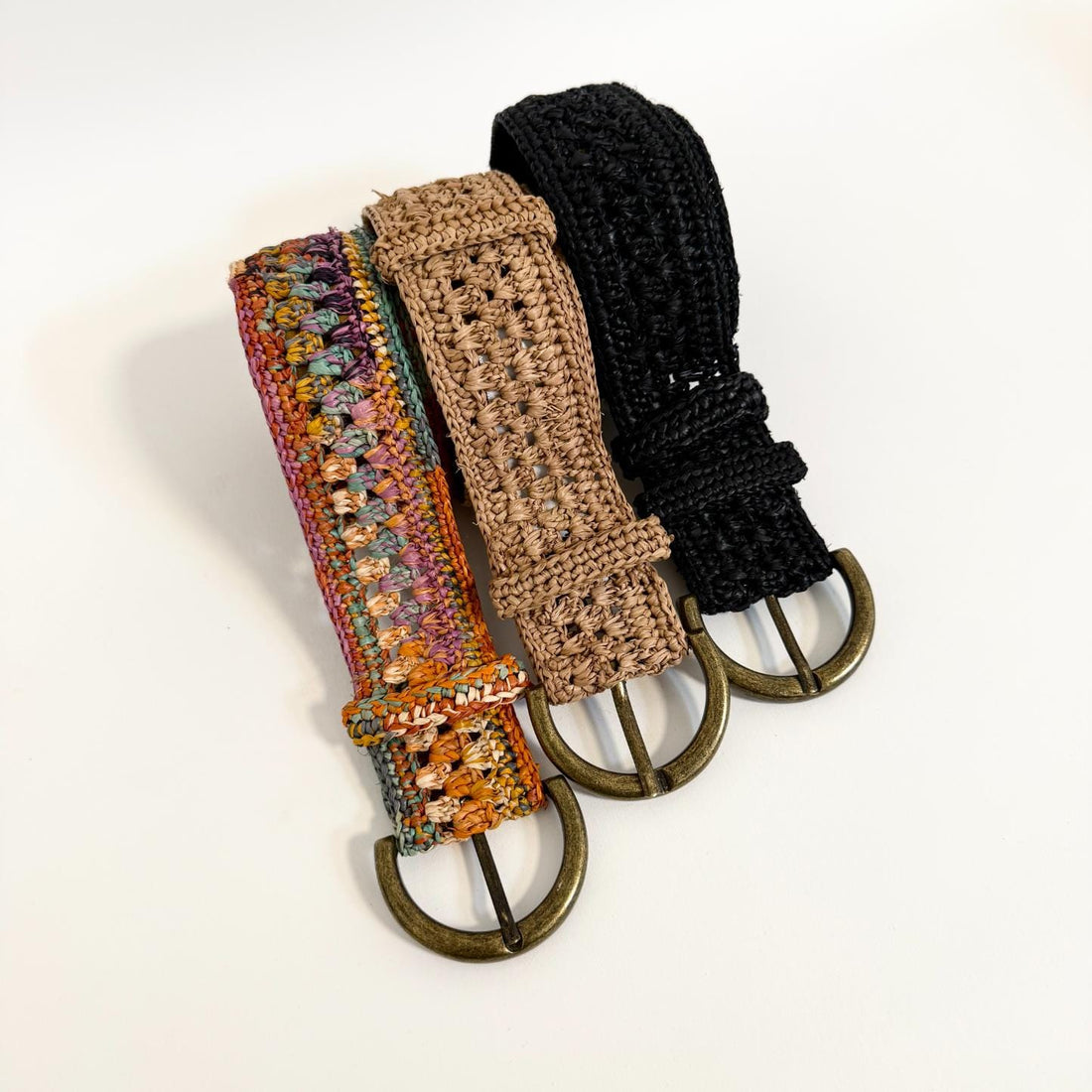 Elegant bælte lavet i raffia fra mærket rabarany. her i farven sort, findes også i natur og multifarvet