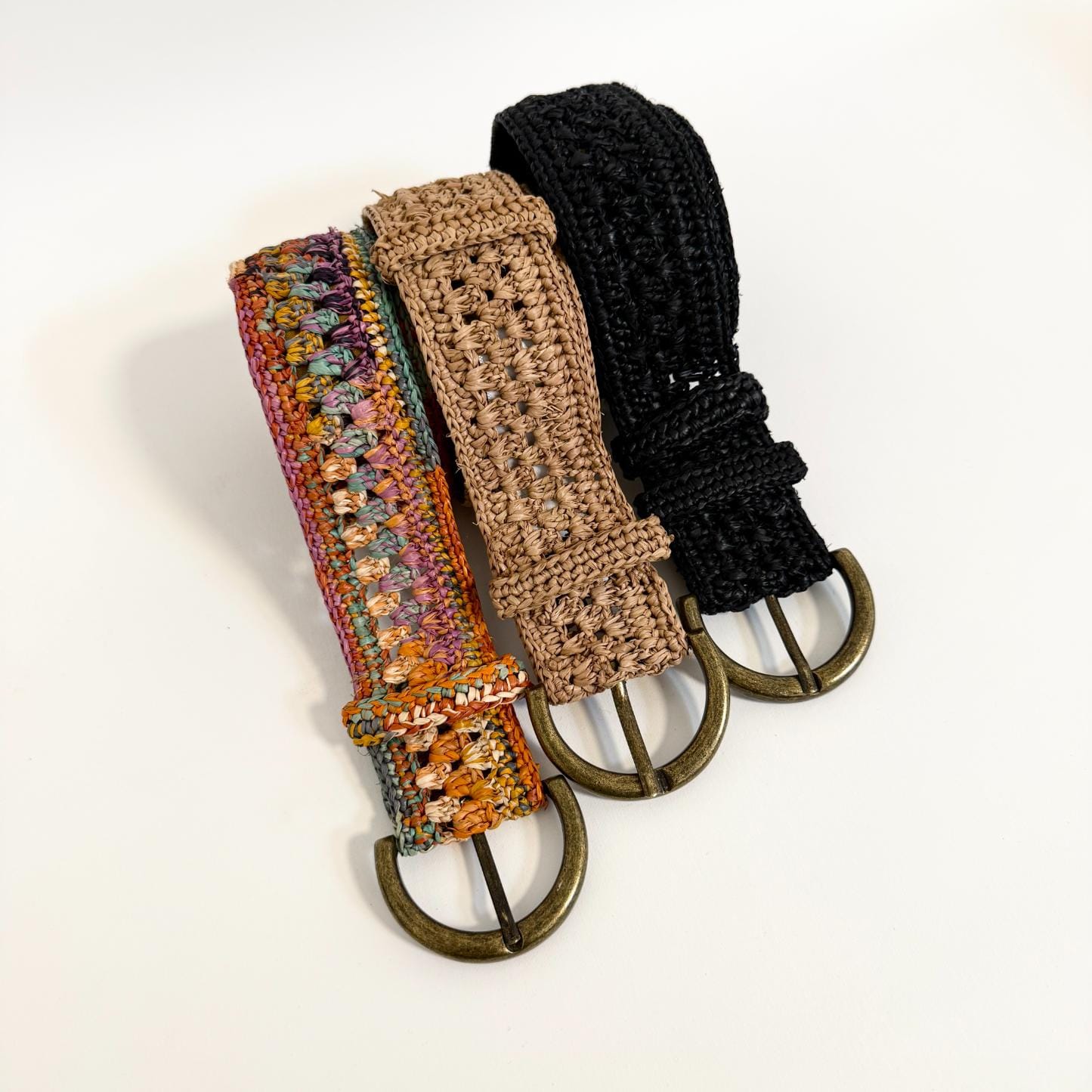 Elegant bælte lavet i raffia fra mærket rabarany. her i farven sort, findes også i natur og multifarvet