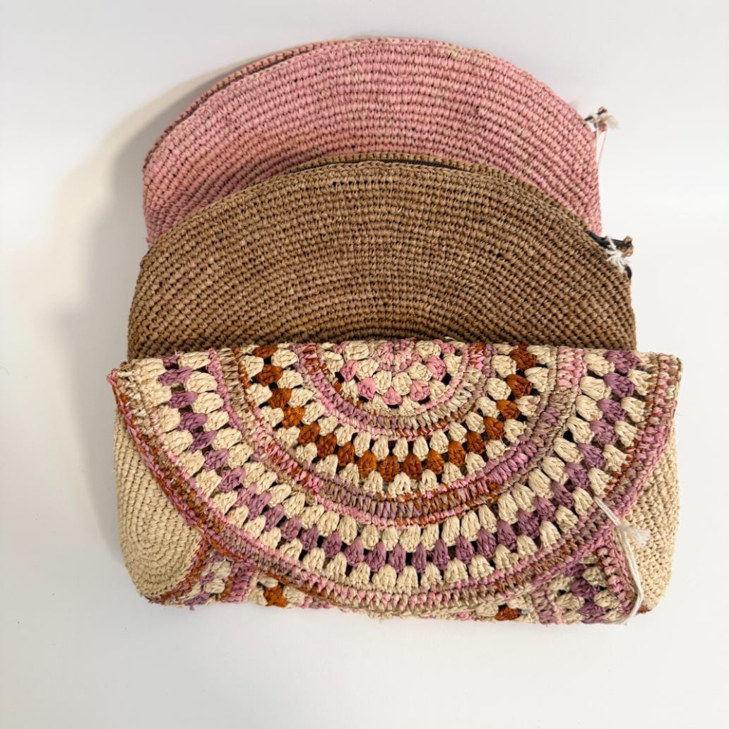 Legende clutch i raffia med flerfarvede detaljer – tilføjer personlighed og farve til ethvert outfit.