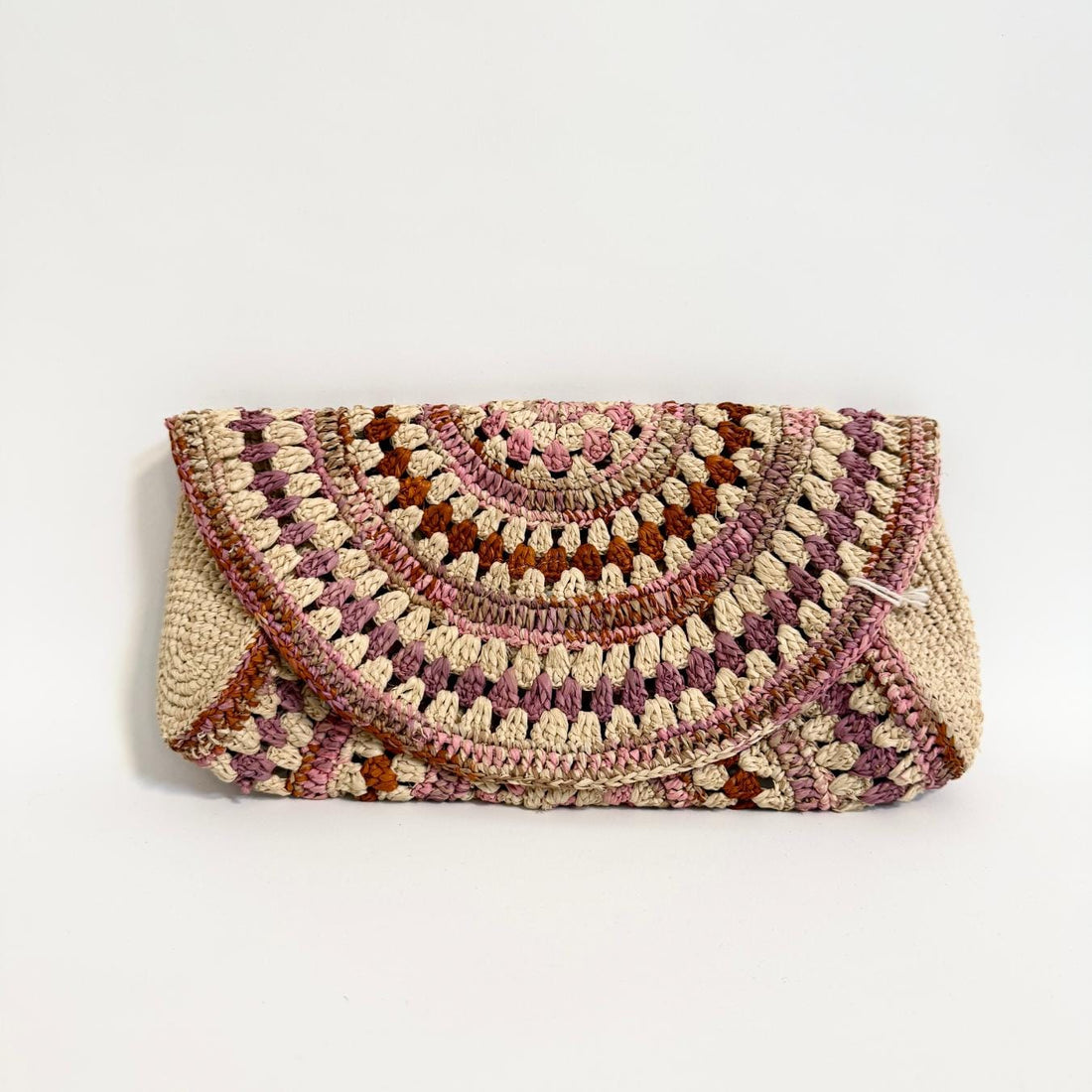 Kompakt clutch i flettet materiale med raffineret udtryk
