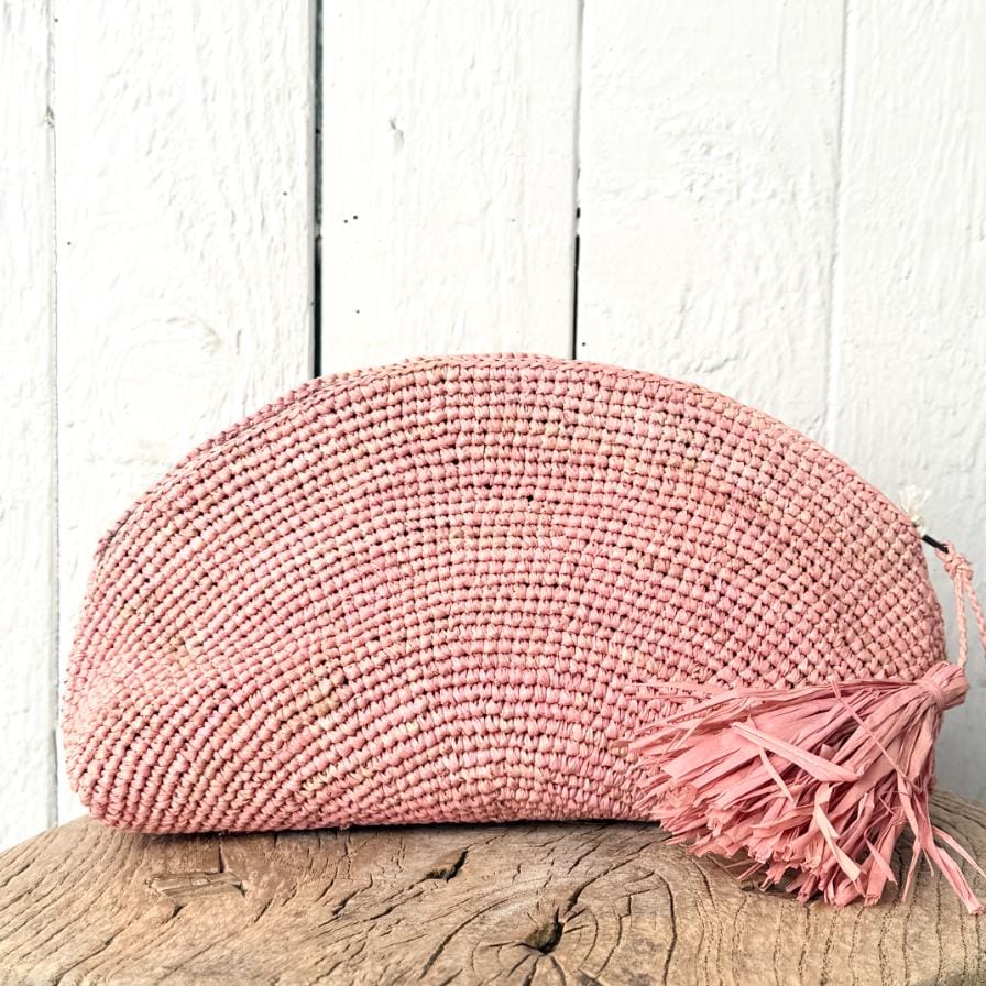 Fin lille clutch i raffia i en støvet rosa tone – feminin, let og ideel til både dag og aften.
