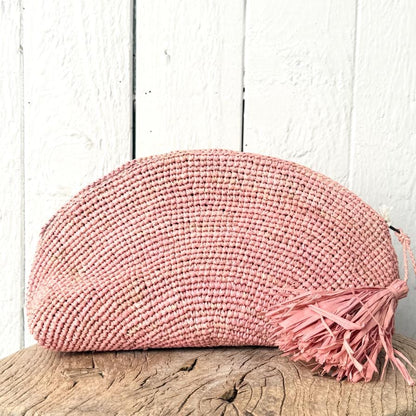 Fin lille clutch i raffia i en støvet rosa tone – feminin, let og ideel til både dag og aften.