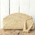 Lille clutch i raffia i klassisk naturfarve – et let og tidløst valg til både hverdag og sommerens events.
